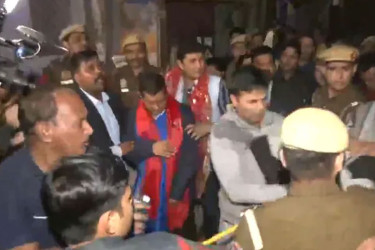 পদযাত্রায় কেজরিওয়ালের ওপর পানি নিক্ষেপ: নিরাপত্তা ও আইন-শৃঙ্খলা নিয়ে প্রশ্ন