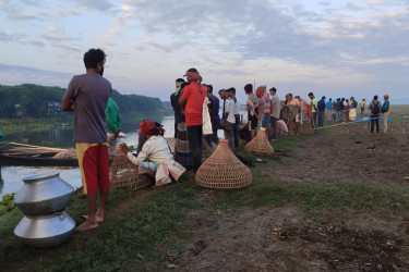পাবনায় শুরু হয়েছে দলবেঁধে মাছ ধরার বাউত উৎসব