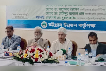 চউকে দুই উপদেষ্টার উপস্থিতিতে শেখ হাসিনার ছবি প্রদর্শন, ক্ষুব্ধ প্রতিক্রিয়া