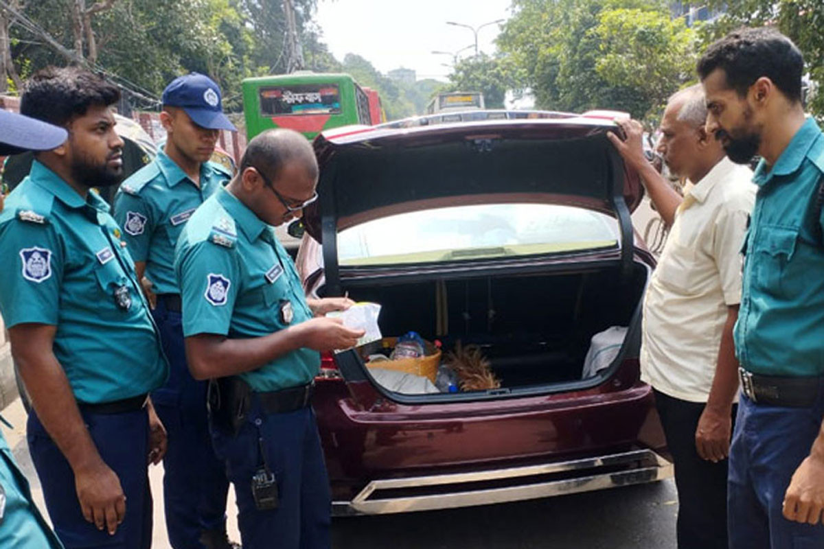 ট্রাফিক আইন লঙ্ঘনে একদিনে ৮৩২ মামলা