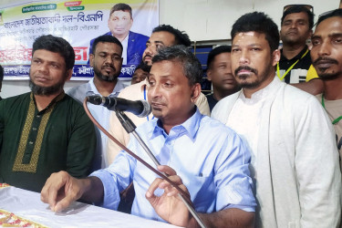 'ভারতে বসেই দেশের বিরুদ্ধে ষড়যন্ত্র করছে শেখ হাসিনা'