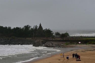 ঘূর্ণিঝড় ফিনজালের তাণ্ডব; নিহত ৩