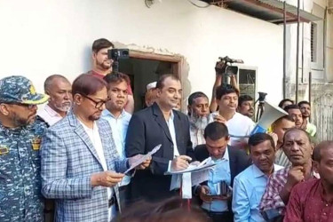 পরিচ্ছন্নকর্মীদের হাজিরা নিলেন চসিক মেয়র