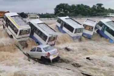 ফিনজালে বিপর্যস্ত তামিলনাড়ু ও পুদুচেরির বিস্তীর্ণ এলাকা