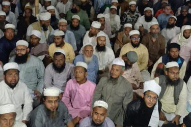 টঙ্গীতে কনকনে শীত উপেক্ষা করে বয়ান শুনছেন মুসল্লিরা