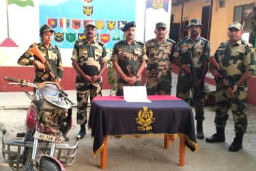 ভারত-বাংলাদেশ সীমান্তে ২.১ কেজি স্বর্ণের বার জব্দ, গ্রেফতার ১