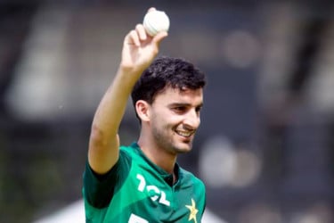৩ রানে ৫ উইকেট নিয়ে গুলের রেকর্ড কেড়ে নিলেন মুকিম
