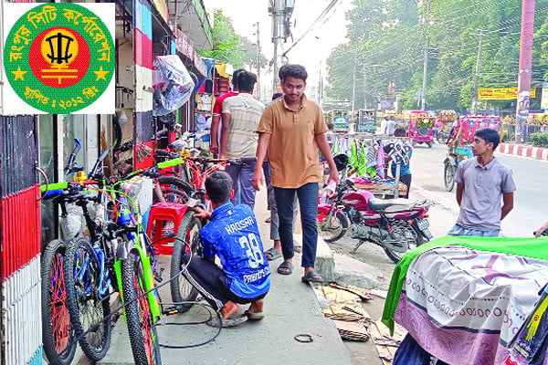 ফুটপাতে রকমারি পণ্যের পসরা