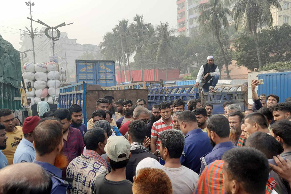 নারায়ণগঞ্জে পরিবহন শ্রমিক নেতা গ্রেফতারের প্রতিবাদে সড়ক অবরোধ