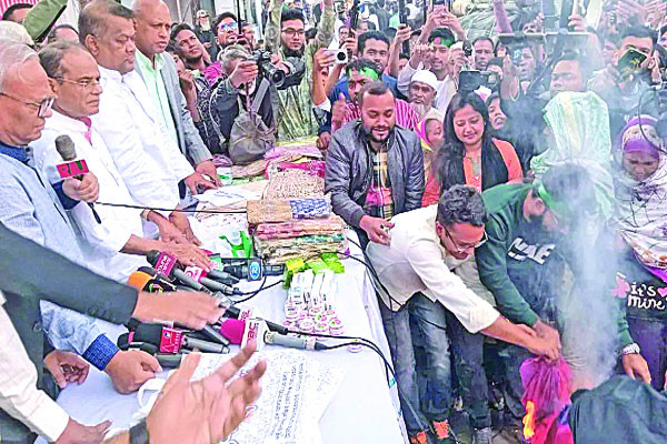 ভারতীয় শাড়িতে আগুন রিজভীর