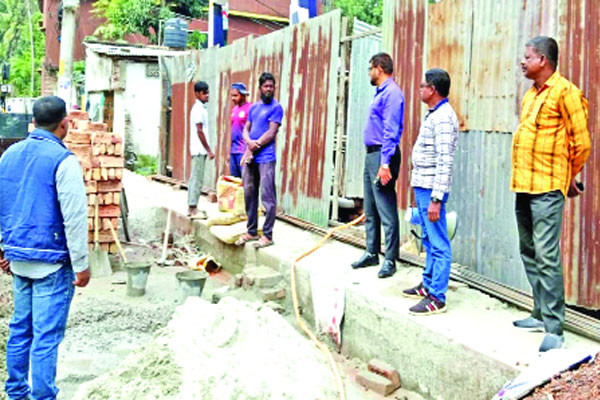 খুলনায় নির্মাণের পরপরই বেদখল ফুটপাত