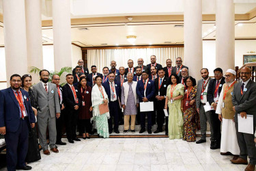 প্রধান উপদেষ্টার সঙ্গে ভয়েস ফর গ্লোবাল বাংলাদেশিজ'র প্রতিনিধি দলের সাক্ষাৎ