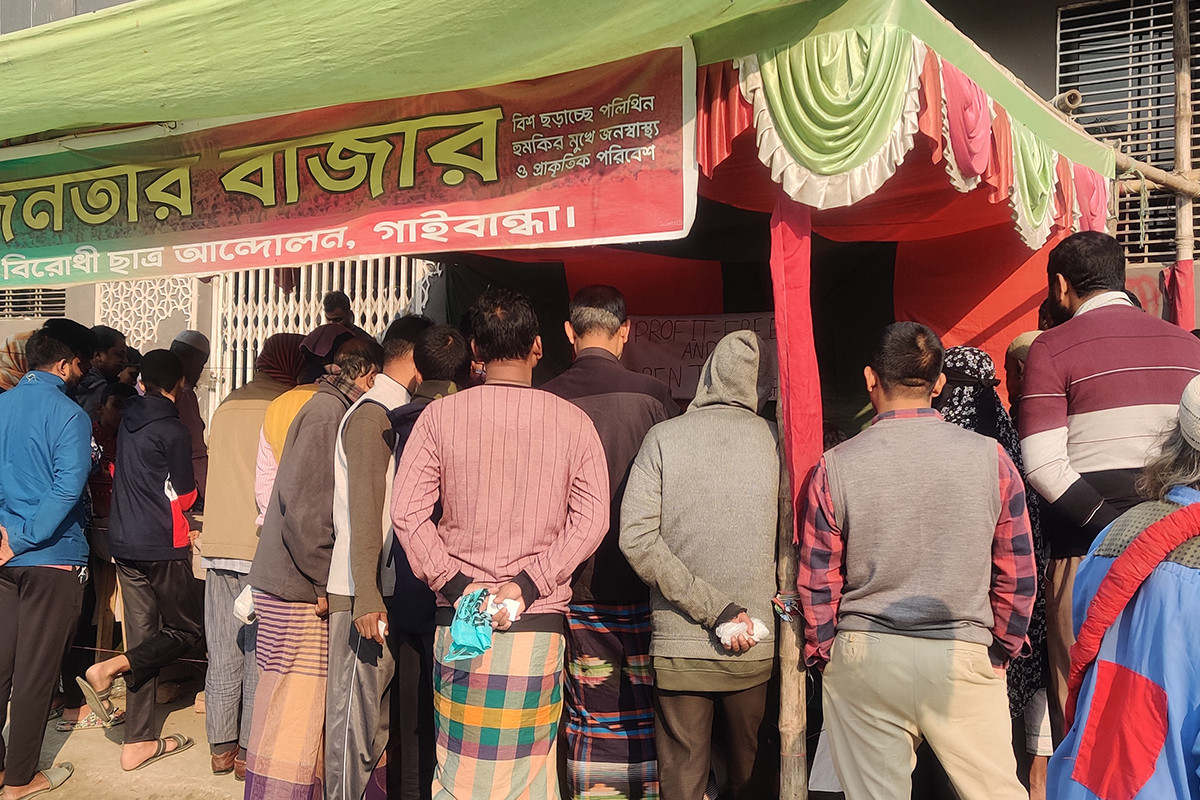 গাইবান্ধায় ‘জনতার বাজার’ কম দামে গরুর মাংস বিক্রি
