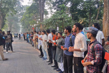 রাবিতে পোষ্য কোটা 'লালা কার্ড' প্রদর্শন