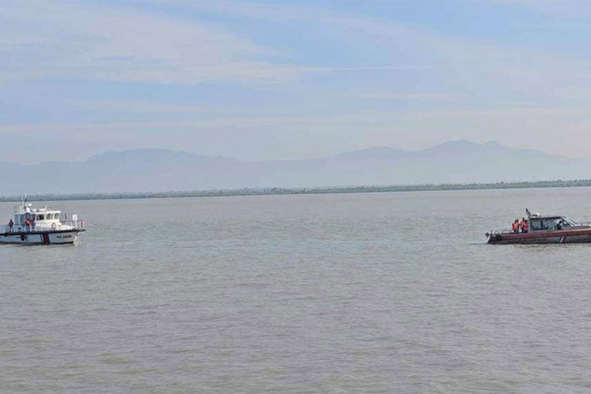 নাফনদীতে নৌযান চলাচলে সতর্ক করে মাইকিং