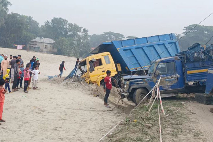 ট্রাক-পিকআপ-মাইক্রোবাসের ত্রিমুখী সংঘর্ষ, নিহত ৩