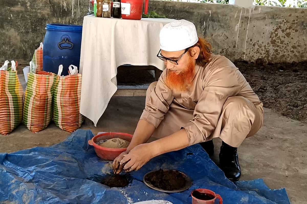 নিজের তৈরি অনুজীব সার ব্যবহারে সফল কৃষক আজহারুল