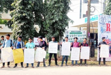 শাবিপ্রবিতে ‘অযৌক্তিক ফি’ বাতিলের দাবিতে মানববন্ধন