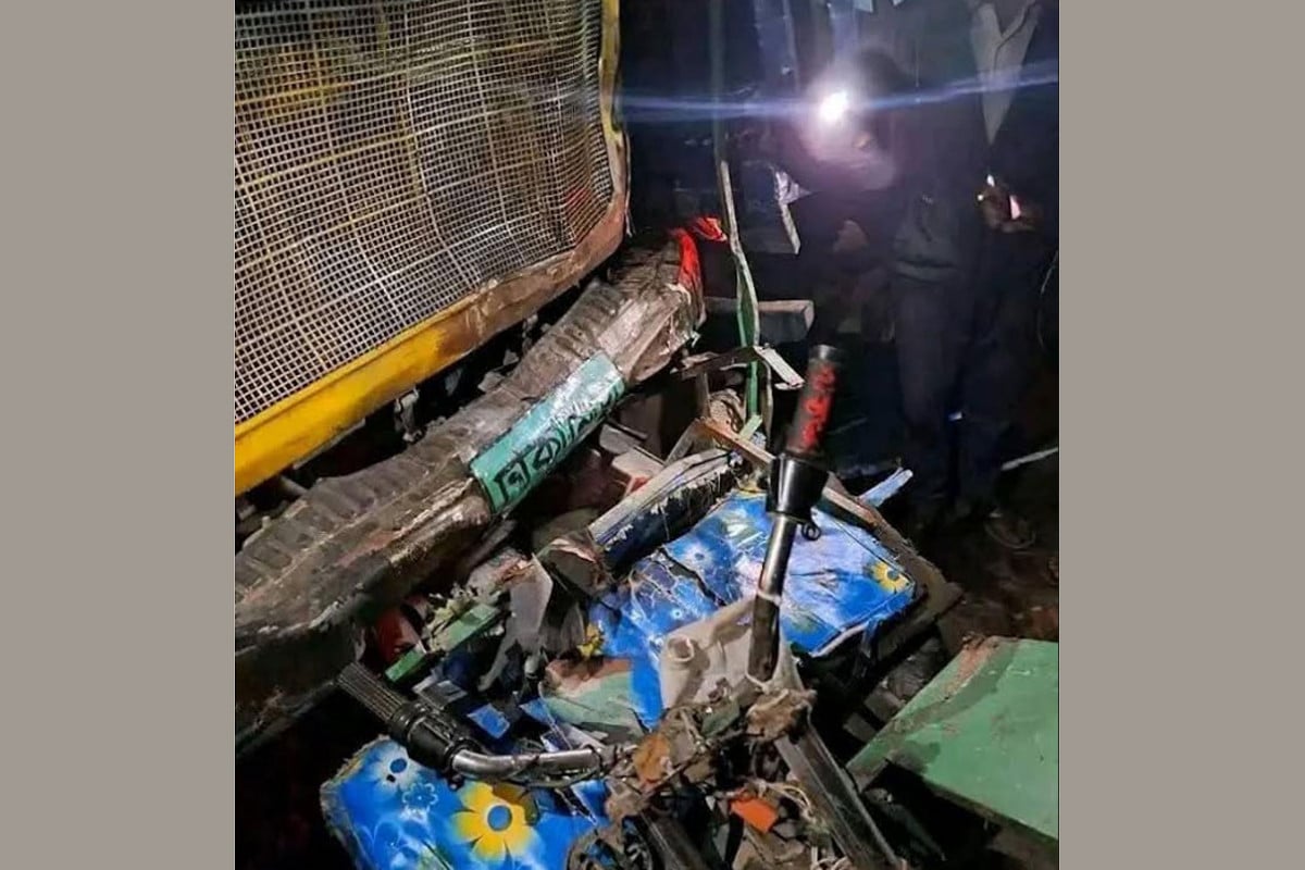 গাজীপুরে ট্রাক-কাভার্ডভ্যানের চাপায় অটোরিকশার ৪ যাত্রী নিহত