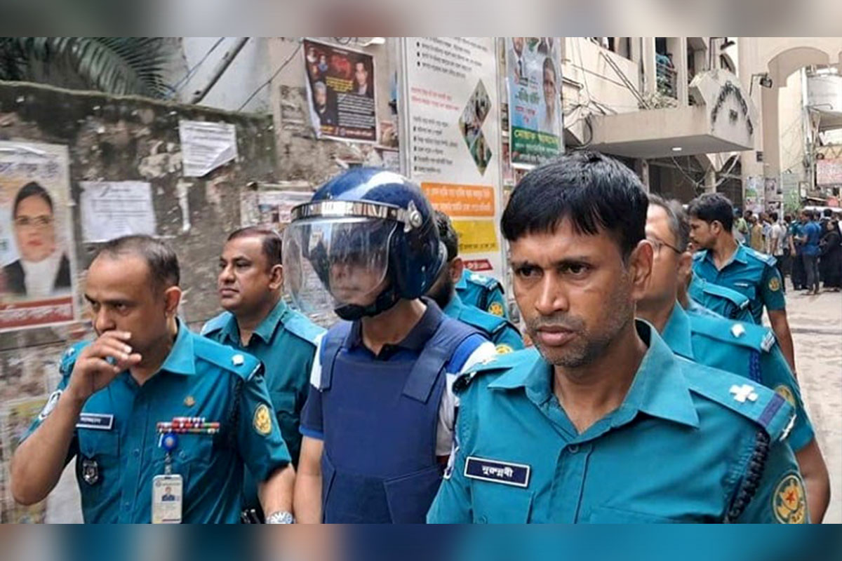 ট্রাইব্যুনালে হাজির করা হলো যাত্রাবাড়ী থানার সাবেক ওসিকে