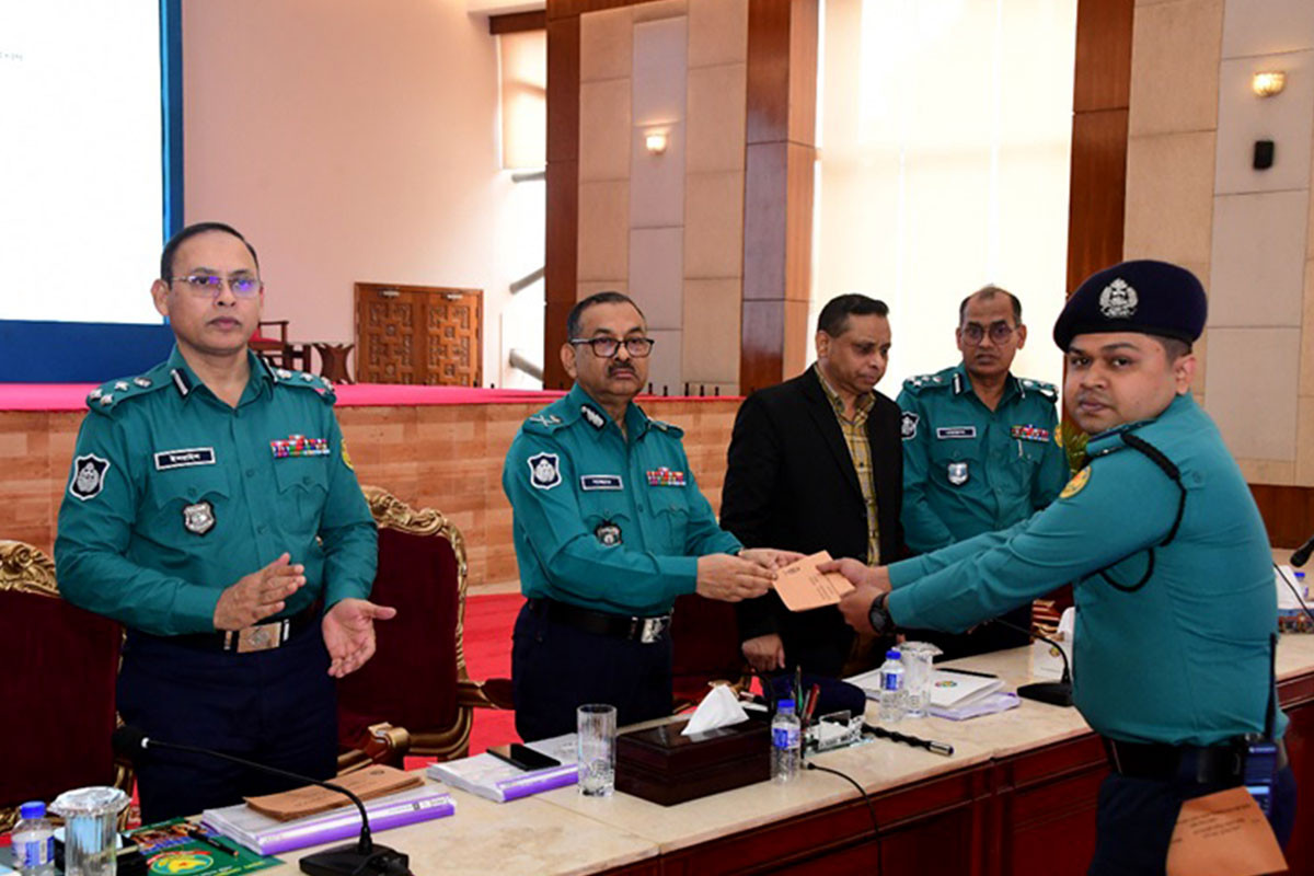 ডিএমপির নভেম্বর মাসের মাসিক অপরাধ সভায় শ্রেষ্ঠ হলেন যারা