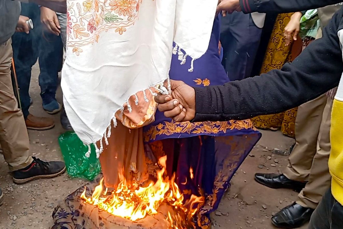 জয়পুরহাটে ভারতীয় শাড়ি-চাদর পুড়িয়ে প্রতিবাদ