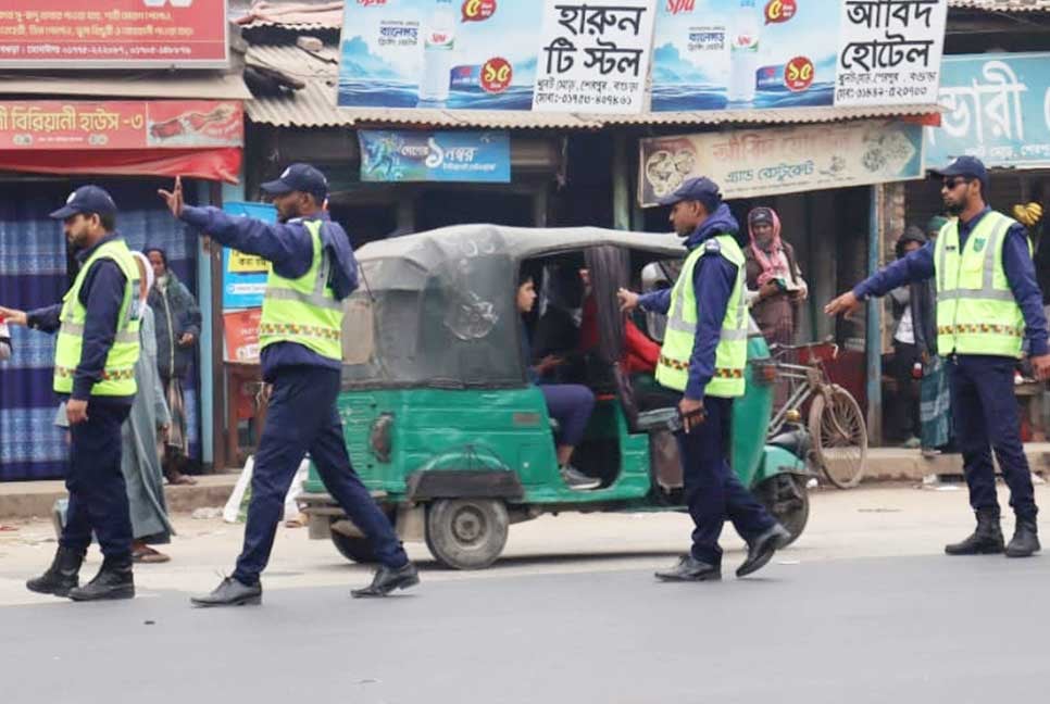 বগুড়ায় হাইওয়ে পুলিশের সচেতনতামূলক ক্যাম্পিং