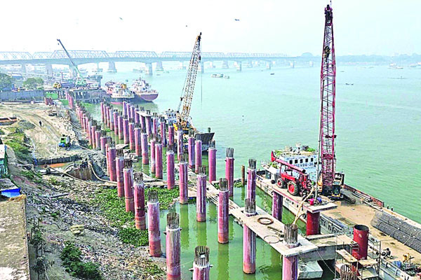 আধুনিক কার্গো টার্মিনাল