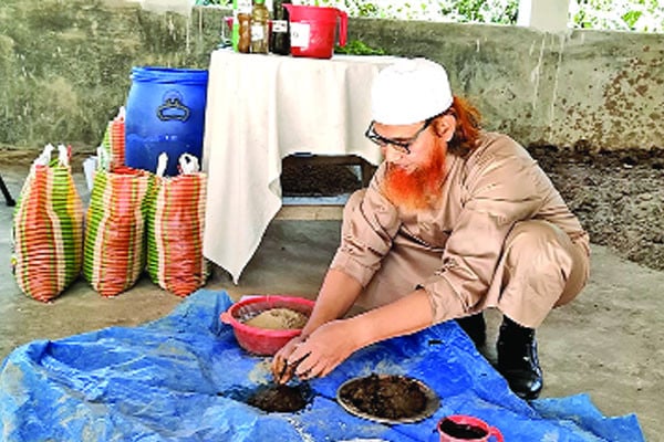 নিজের তৈরি অণুজীব সার ব্যবহারে সফল কৃষক আজহারুল