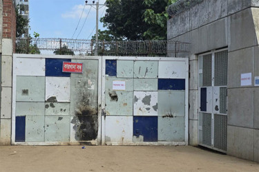 ১৩ পোশাক কারখানায় সাধারণ ছুটি ঘোষণা