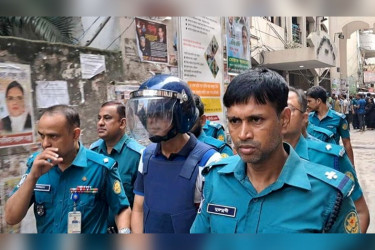 ট্রাইব্যুনালে হাজির করা হলো যাত্রাবাড়ী থানার সাবেক ওসিকে