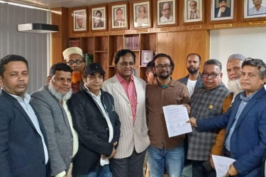 ৪ দফা দাবিতে বাংলা একাডেমির মহাপরিচালককে স্মারকলিপি প্রদান