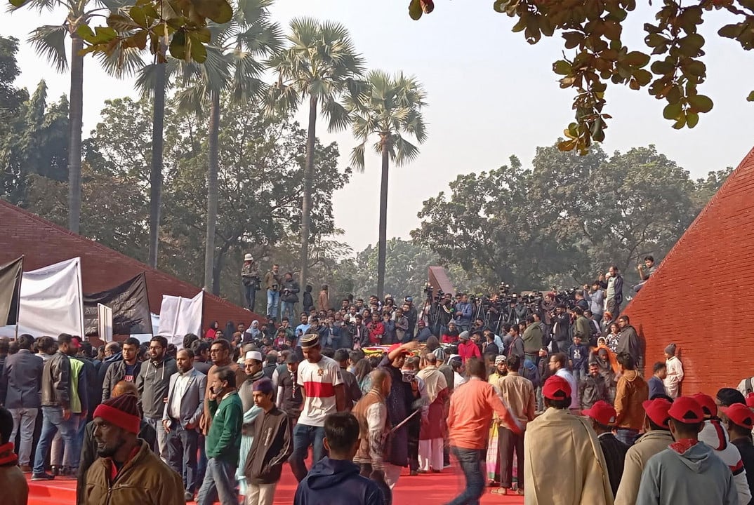 বুদ্ধিজীবী কবরস্থানে মানুষের ঢল