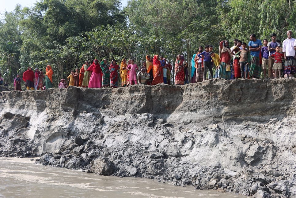 তিস্তা নদীর ভাঙন রোধে এলাকাবাসীর মানববন্ধন ও বিশেষ দোয়া