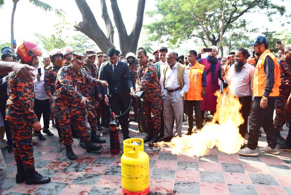 নারায়ণগঞ্জ ফায়ার সার্ভিসের মহড়া অনুষ্ঠিত