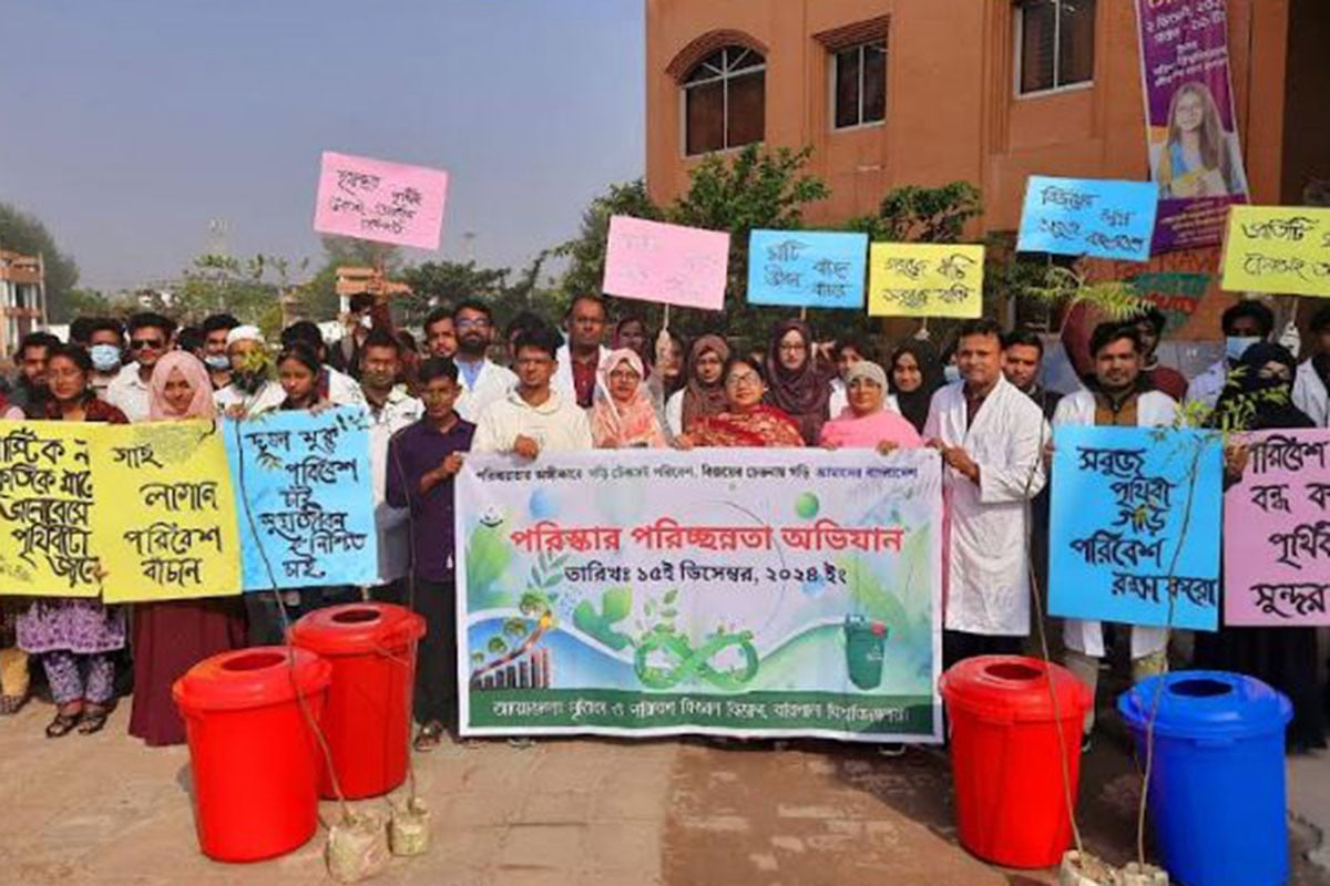 বরিশাল বিশ্ববিদ্যালয়ে পরিচ্ছন্নতা অভিযান ও বৃক্ষরোপণ কর্মসূচি পালন