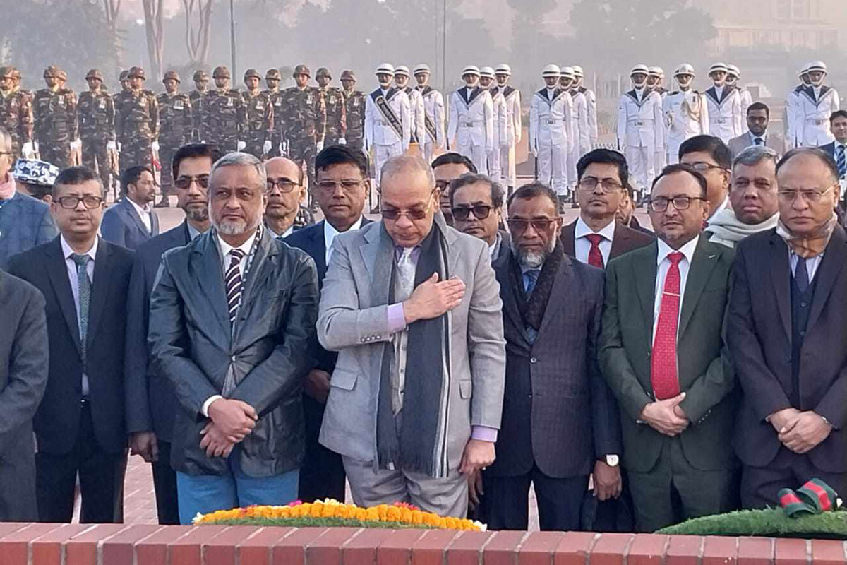 জাতীয় স্মৃতিসৌধে প্রধান বিচারপতির শ্রদ্ধা নিবেদন