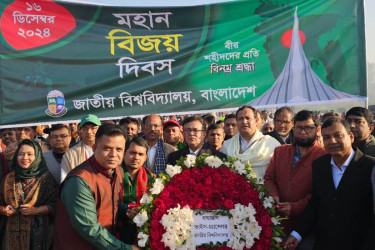 সাভার স্মৃতিসৌধে জাতীয় বিশ্ববিদ্যালয় উপাচার্যের শ্রদ্ধা নিবেদন