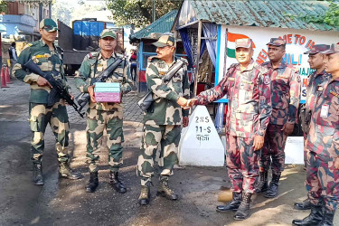 বিজয় দিবস উপলক্ষে হিলি বন্দরে আমদানি-রফতানি বন্ধ