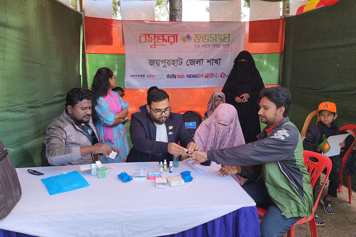 বিজয় দিবসে জয়পুরহাটে বসুন্ধরা শুভসংঘের বিনামূল্যে রক্ত ও ডায়াবেটিস পরীক্ষা