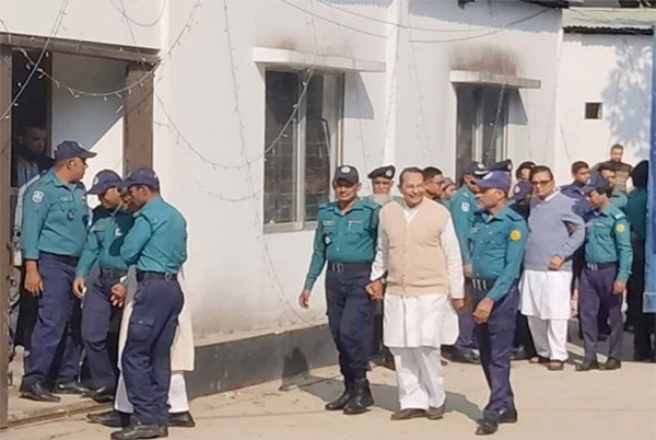 আওয়ামী লীগের সাবেক মন্ত্রীসহ ১৬ জনকে হাজির করা হলো ট্রাইব্যুনালে