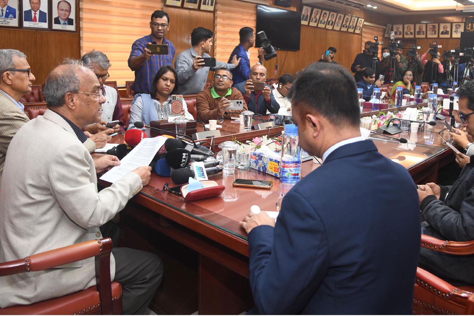 ওবায়দুল কাদেরের দেশে থাকার বিষয়ে সরকার অবগত নয়: স্বরাষ্ট্র উপদেষ্টা