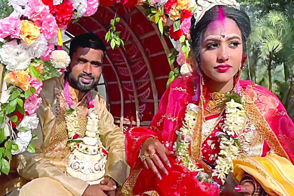 গরুর গাড়িতে চড়ে শ্বশুরবাড়ি নববধূ
