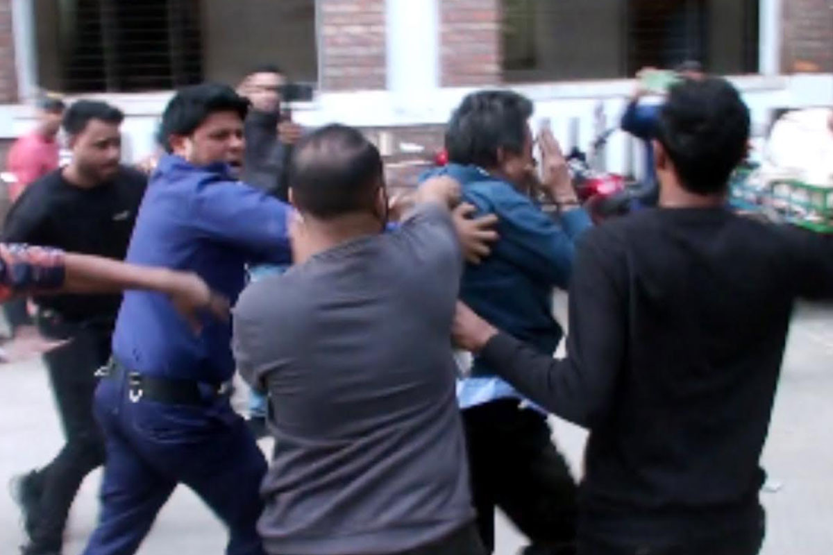 ছাত্রদল নেতাকে গুলি করে হত্যা মামলার আসামিকে আদালত প্রাঙ্গণে গণধোলাই