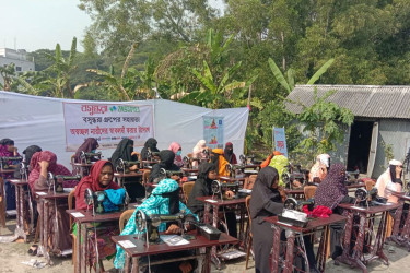 অসচ্ছল নারীদের পাশে বসুন্ধরা শুভসংঘ: সেলাই প্রশিক্ষণ শেষে মেশিন বিতরণ