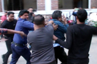 ছাত্রদল নেতাকে গুলি করে হত্যা মামলার আসামিকে আদালত প্রাঙ্গণে গণধোলাই