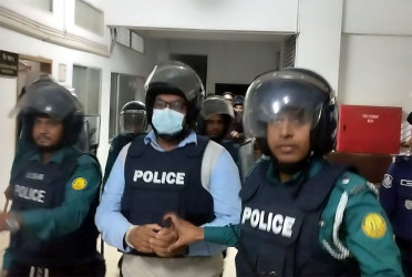পুলিশের সাবেক এডিসি ৫ দিনের রিমান্ডে, আদালতে মারধর