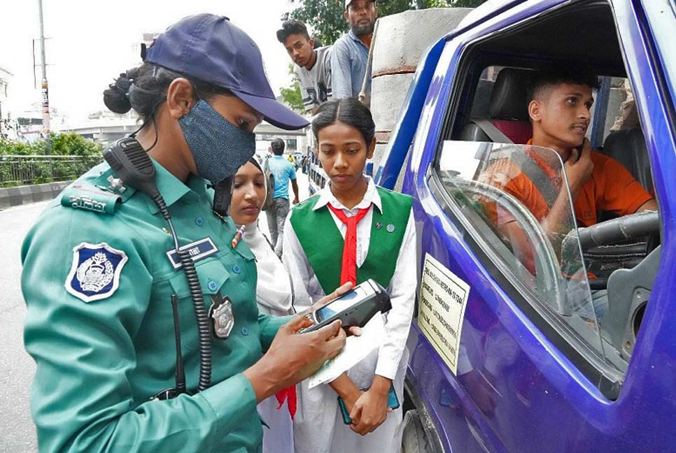 রাজধানীতে ট্রাফিক আইন লঙ্ঘনে ১২৪১ মামলা