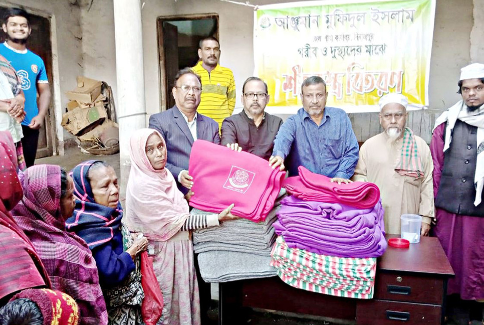 দিনাজপুরে শীতার্ত প্রবীণ ও প্রতিবন্ধীদের মাঝে কম্বল বিতরণ