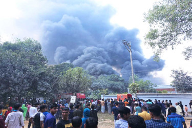 শ্রীপুরে কারখানায় আগুন, নিয়ন্ত্রণে ফায়ার সার্ভিসের ৭ ইউনিট